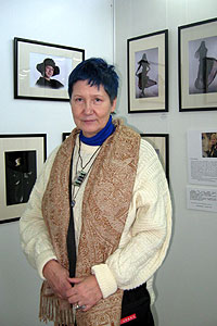 Крылова Наталия (преподаватель) на международном салоне АРТ Пермь 2012 около своих авторских работ